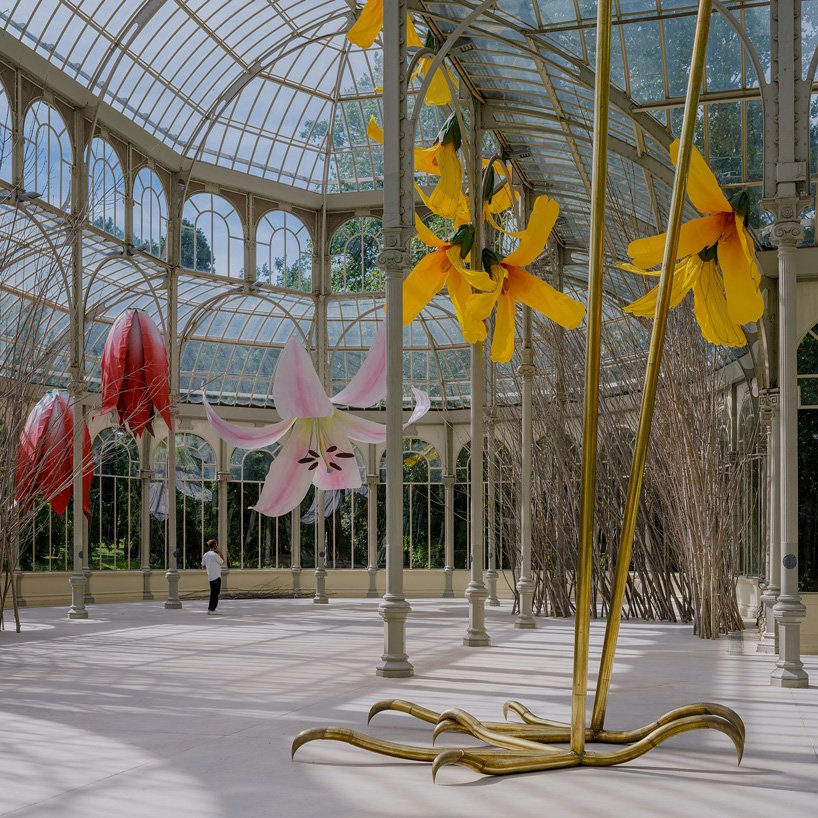 Petrit halilaj 将马德里的水晶宫变成巨型花巢