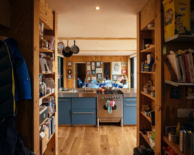 皮尔斯泰勒改造和改造了他位于英格兰西南部的“月光”房子