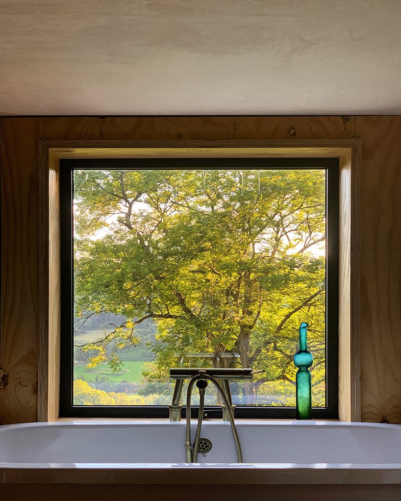 皮尔斯泰勒改造和改造了他位于英格兰西南部的“月光”房子