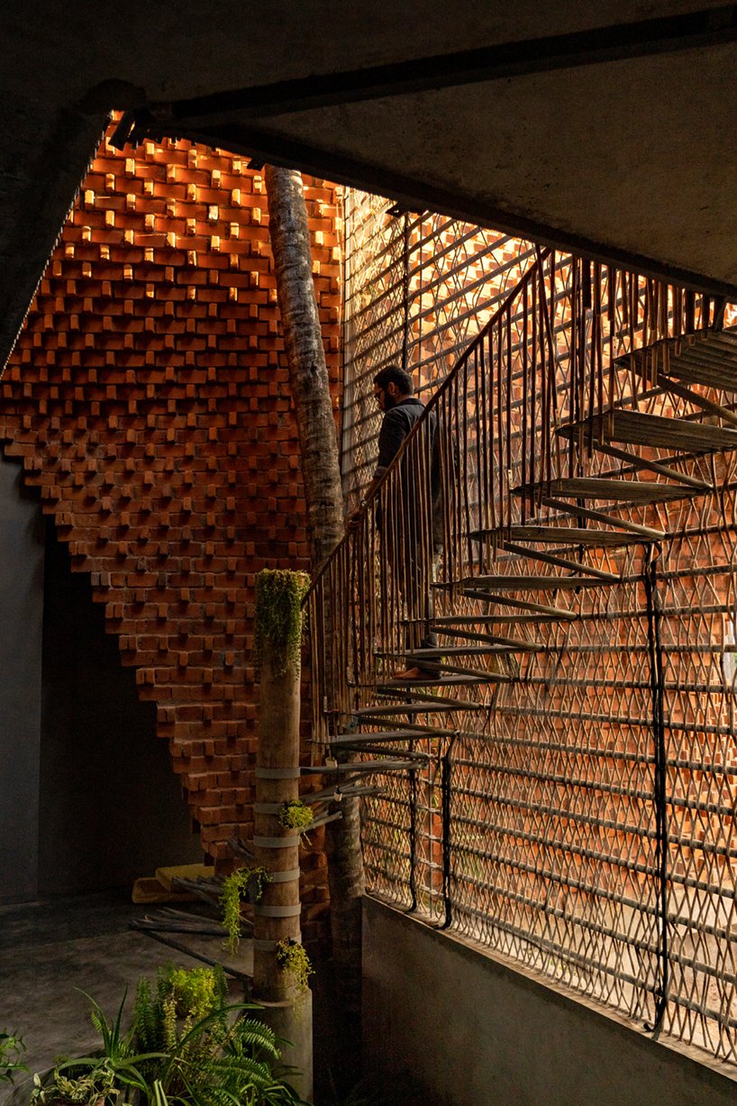 发光、起伏的砖砌结构定义了印度墙工的旋转屋