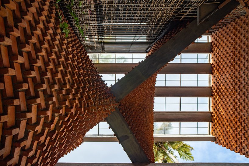 发光、起伏的砖砌结构定义了印度墙工的旋转屋