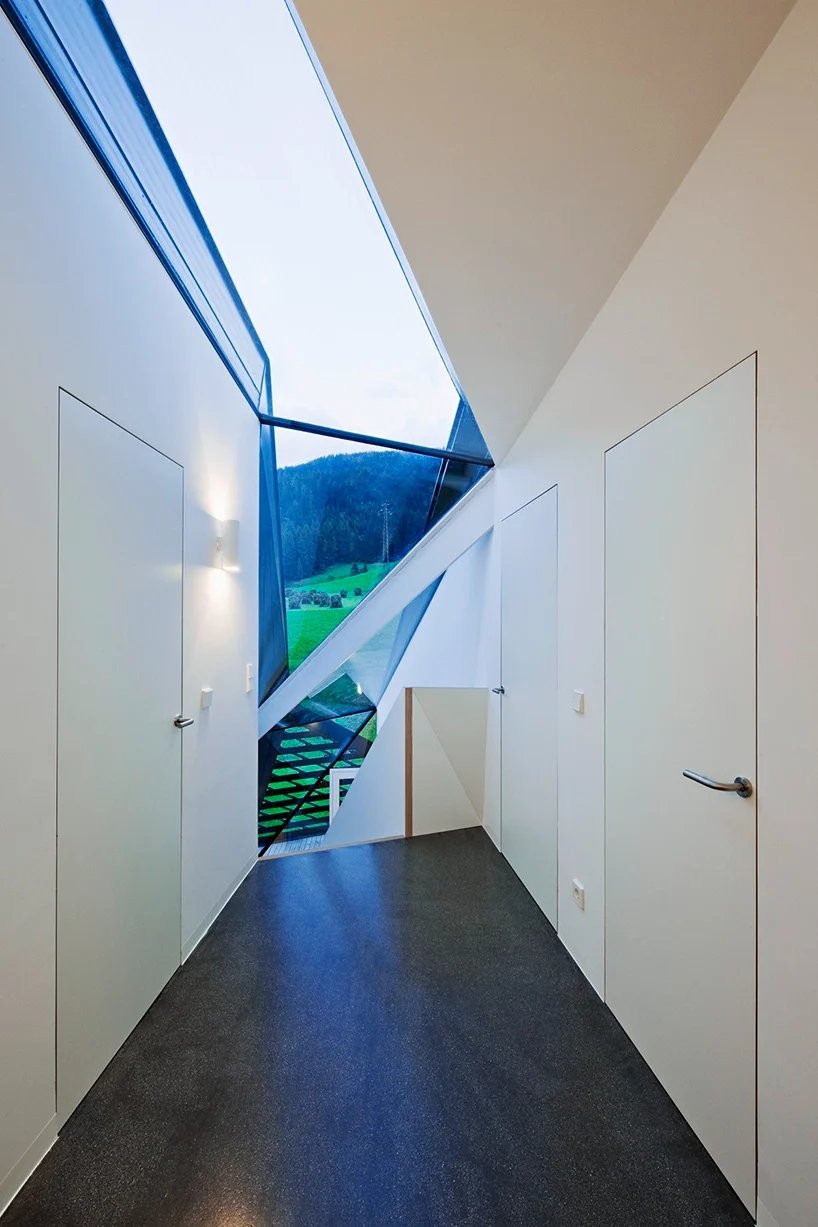 Plasma Studio 在其蒂罗尔“派拉蒙阿尔玛”房屋上覆盖了多面木皮