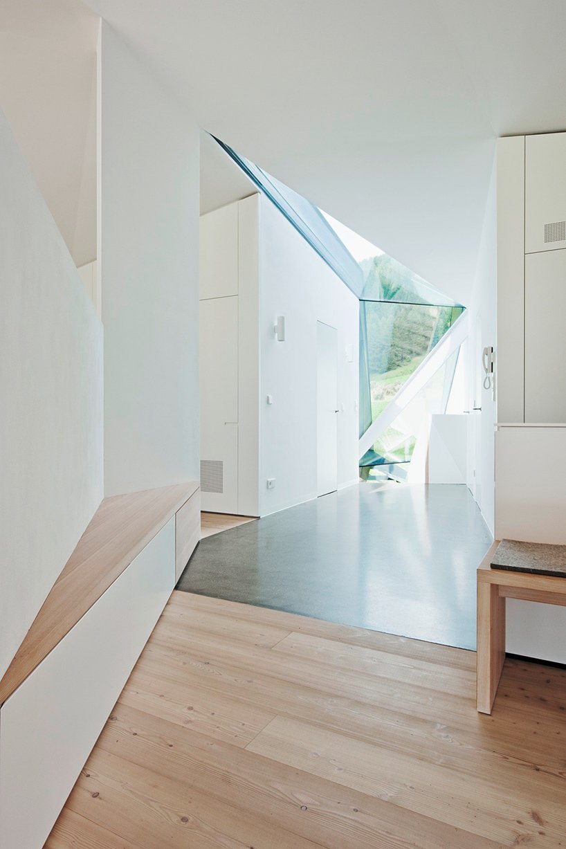 Plasma Studio 在其蒂罗尔“派拉蒙阿尔玛”房屋上覆盖了多面木皮