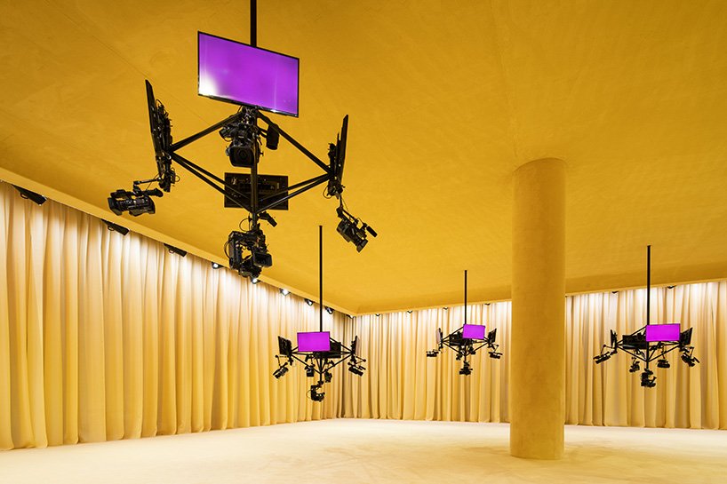 OMA/AMO 为 Prada SS21 虚拟秀设计黄色、私密且有触觉的空间