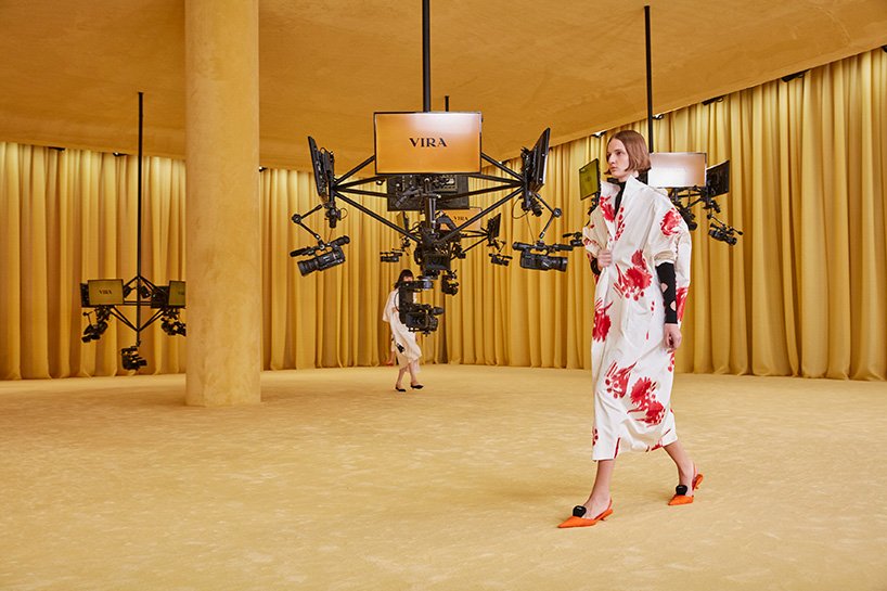 OMA/AMO 为 Prada SS21 虚拟秀设计黄色、私密且有触觉的空间