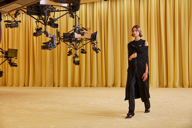 OMA/AMO 为 Prada SS21 虚拟秀设计黄色、私密且有触觉的空间