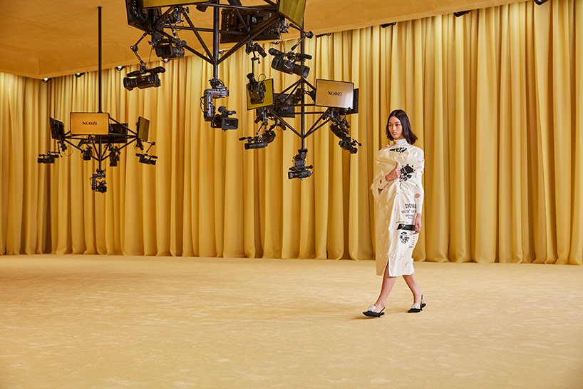 OMA/AMO 为 Prada SS21 虚拟秀设计黄色、私密且有触觉的空间