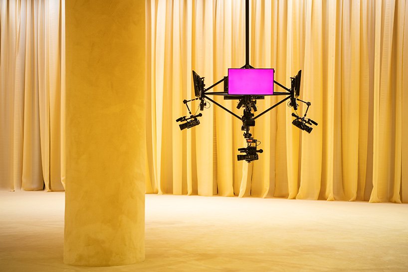 OMA/AMO 为 Prada SS21 虚拟秀设计黄色、私密且有触觉的空间