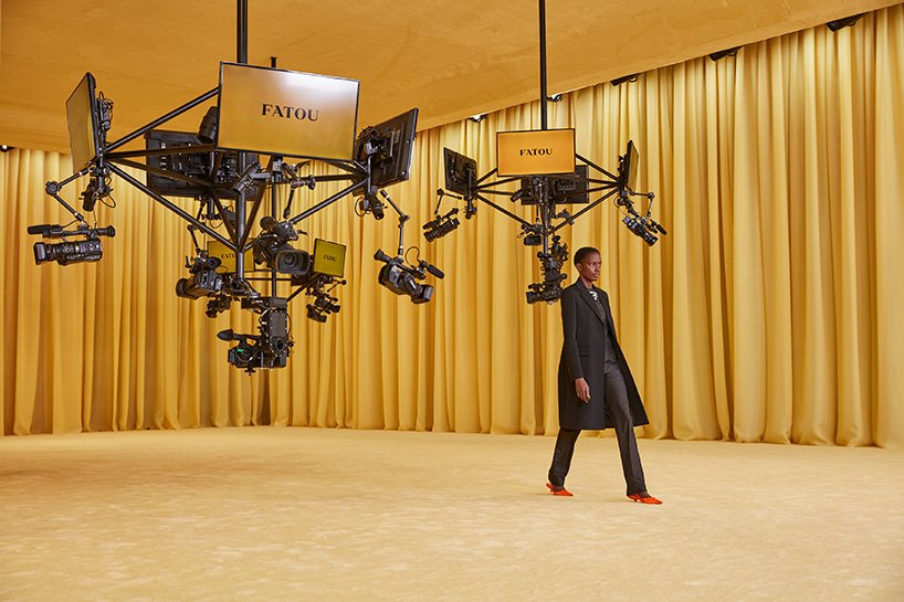 OMA/AMO 为 Prada SS21 虚拟秀设计黄色、私密且有触觉的空间