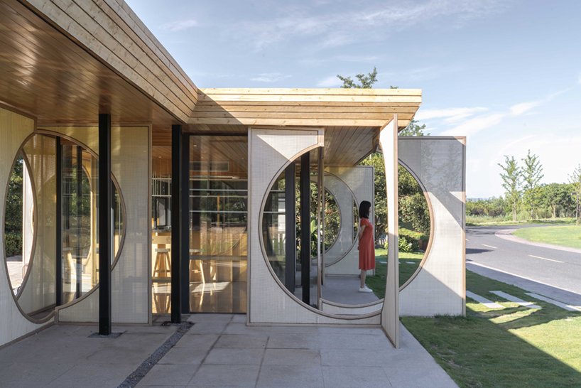 ray&emilio studio 设计的“屏幕亭”是一个需要探索的复杂、聚集的空间