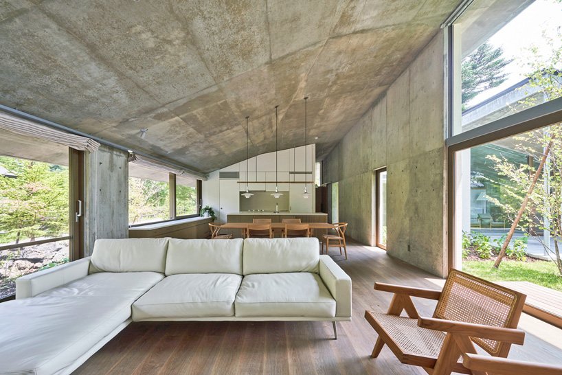 读。& 建筑师在日本轻井泽设计了带有倾斜混凝土屋顶的“共生住宅” 读。& 建筑师在日本轻井泽设计了带有倾斜混凝土屋顶的“共生住宅”