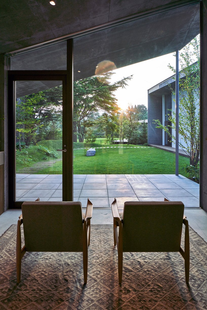 读。& 建筑师在日本轻井泽设计了带有倾斜混凝土屋顶的“共生住宅” 读。& 建筑师在日本轻井泽设计了带有倾斜混凝土屋顶的“共生住宅”