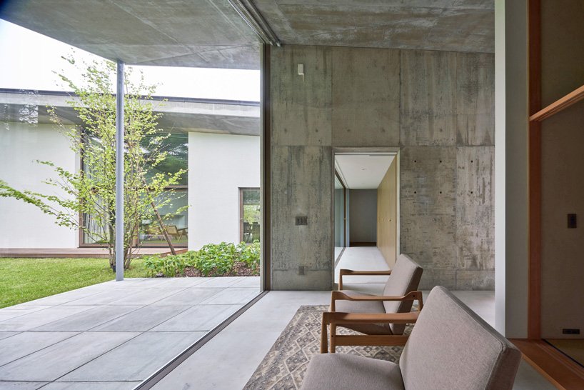 读。& 建筑师在日本轻井泽设计了带有倾斜混凝土屋顶的“共生住宅” 读。& 建筑师在日本轻井泽设计了带有倾斜混凝土屋顶的“共生住宅”