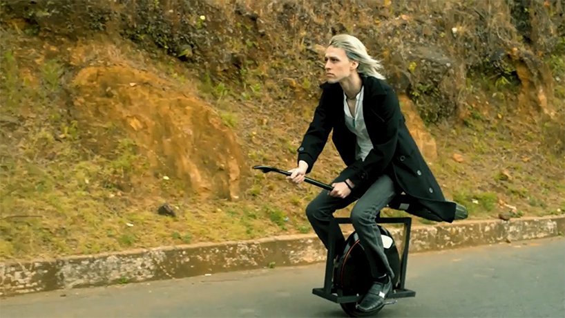 乘坐电动独轮车变身真正的飞天扫帚进入魔法世界