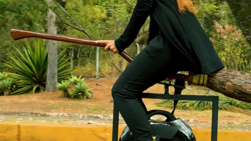 乘坐电动独轮车变身真正的飞天扫帚进入魔法世界