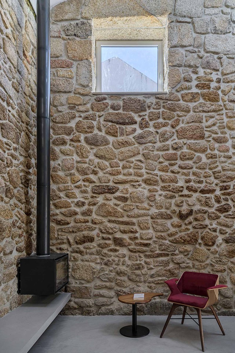 恩里克·巴罗斯 - 戈麦斯将旧社区烤箱改造成葡萄牙乡村的度假屋