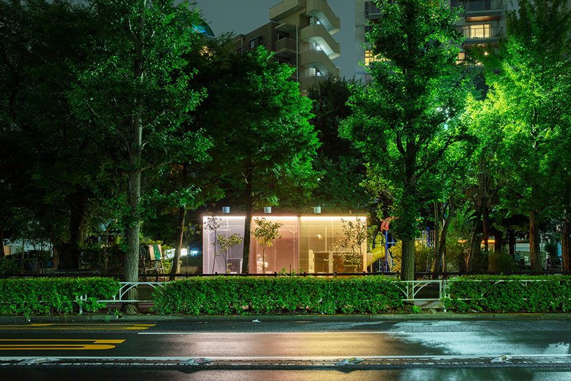 坂茂的东京厕所设有外部玻璃,锁上后会变得不透明 坂茂的东京厕所设有外部玻璃,锁上后会变得不透明