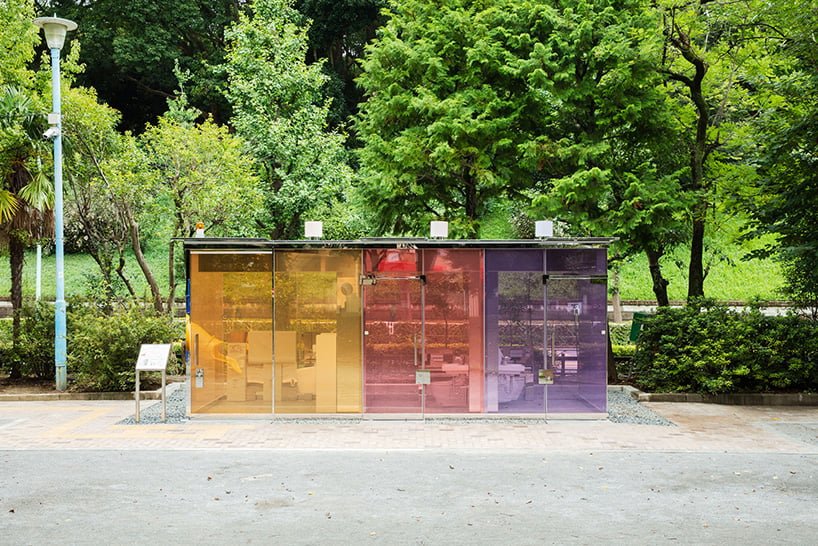 坂茂的东京厕所设有外部玻璃,锁上后会变得不透明 坂茂的东京厕所设有外部玻璃,锁上后会变得不透明