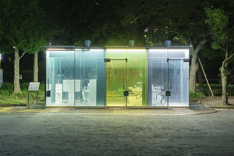 坂茂的东京厕所设有外部玻璃,锁上后会变得不透明 坂茂的东京厕所设有外部玻璃,锁上后会变得不透明