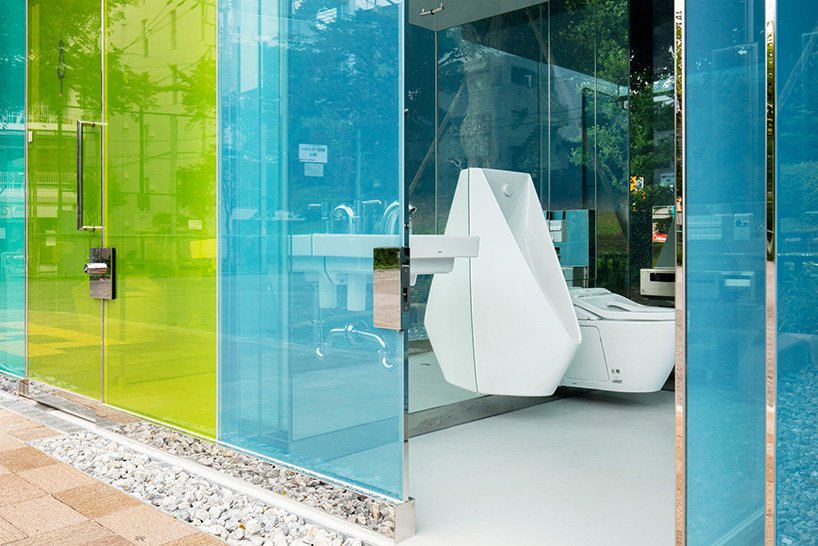 坂茂的东京厕所设有外部玻璃,锁上后会变得不透明 坂茂的东京厕所设有外部玻璃,锁上后会变得不透明