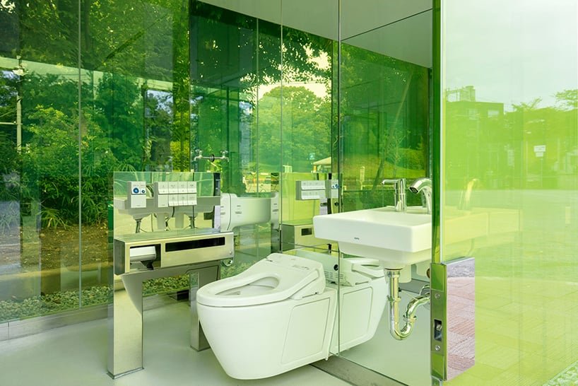 坂茂的东京厕所设有外部玻璃,锁上后会变得不透明 坂茂的东京厕所设有外部玻璃,锁上后会变得不透明