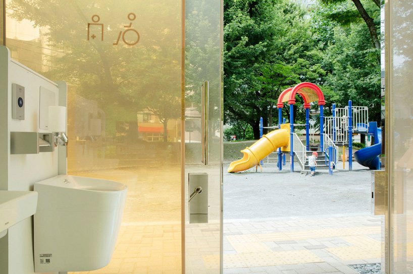 坂茂的东京厕所设有外部玻璃,锁上后会变得不透明 坂茂的东京厕所设有外部玻璃,锁上后会变得不透明