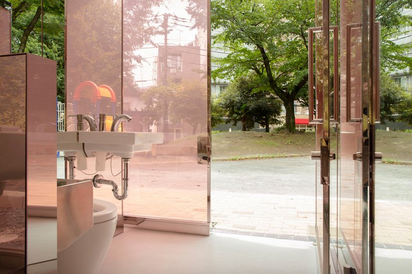 坂茂的东京厕所设有外部玻璃,锁上后会变得不透明 坂茂的东京厕所设有外部玻璃,锁上后会变得不透明