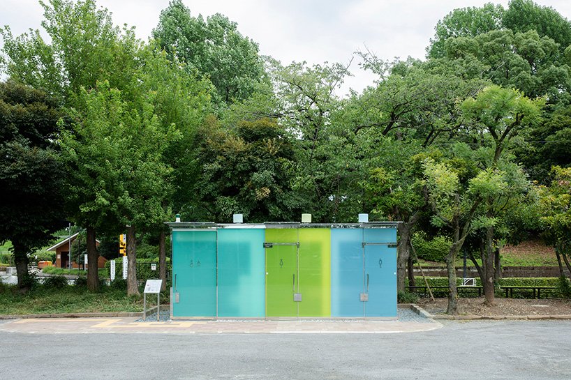 坂茂的东京厕所设有外部玻璃,锁上后会变得不透明 坂茂的东京厕所设有外部玻璃,锁上后会变得不透明