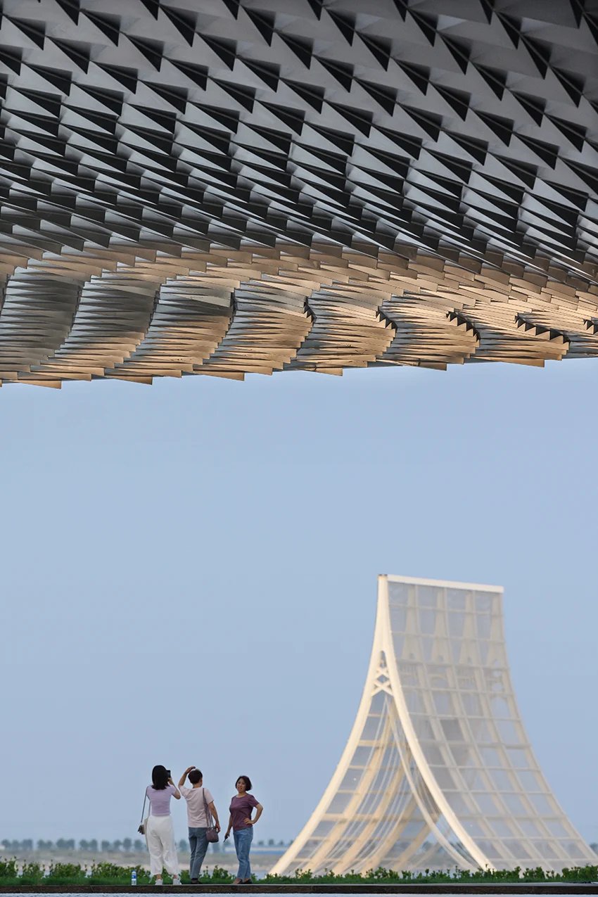 lacime 建筑事务所将鳞片状铝板应用于中国的“波浪”美术馆