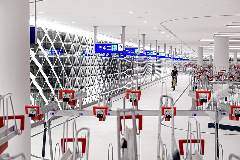 荷兰的这个自行车停车场提供博物馆般的体验