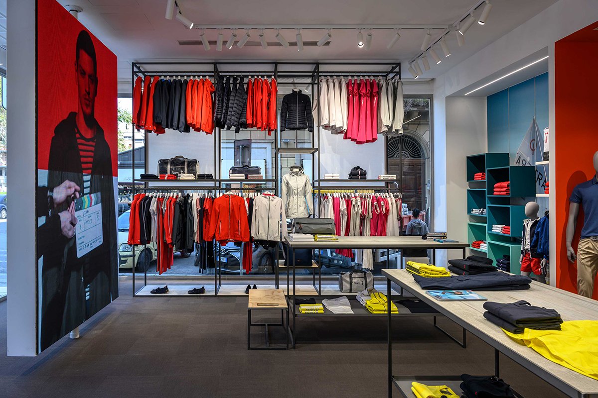 Slam 巴勒莫旗舰店由 Wea / Slam 设计，位于巴勒莫，拥有明亮的几何形状