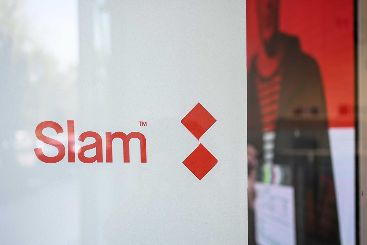 Slam 巴勒莫旗舰店由 Wea / Slam 设计，位于巴勒莫，拥有明亮的几何形状