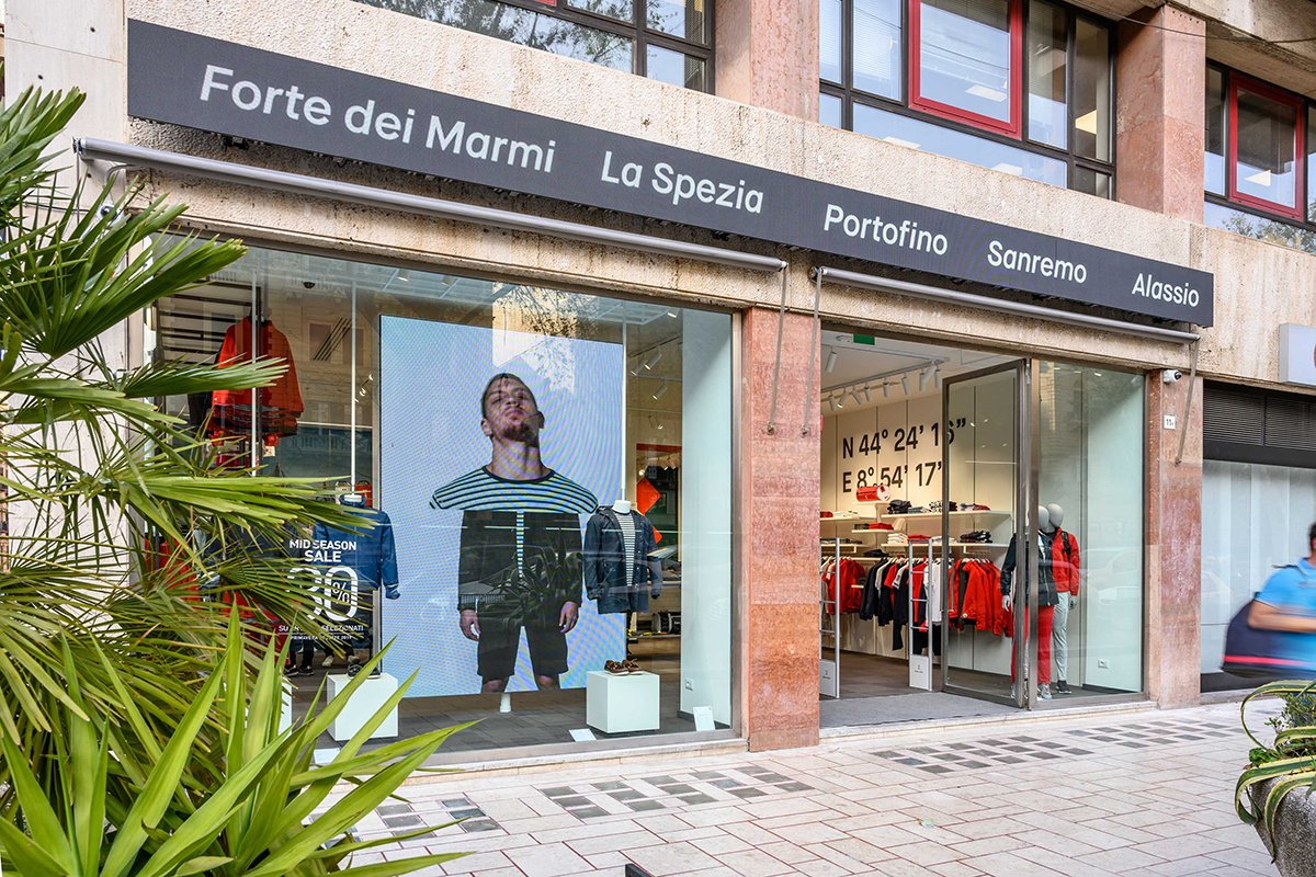 Slam 巴勒莫旗舰店由 Wea / Slam 设计，位于巴勒莫，拥有明亮的几何形状