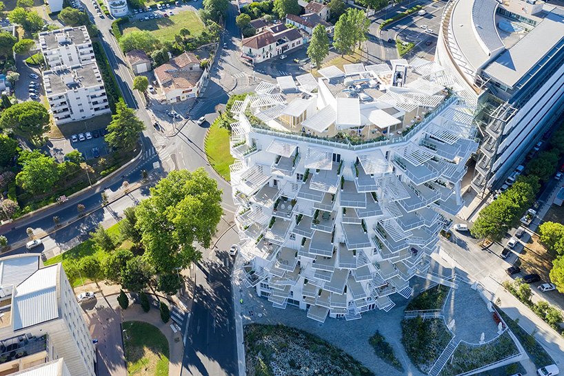 藤本壮介在蒙彼利埃设计的“arbre blanc”塔，由 iwan baan 拍摄