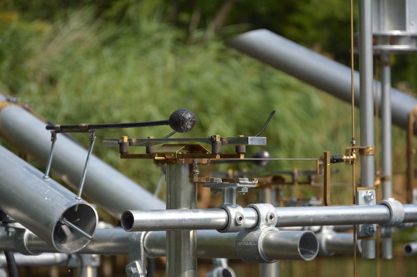 Ronald van der Meijs 设计的池塘装置利用天气条件来产生声音