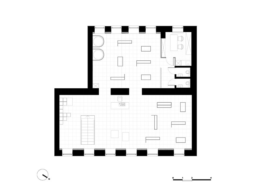 大胆的倾斜立方体欢迎游客来到圣路易斯的二手服装店。俄罗斯 圣彼得堡