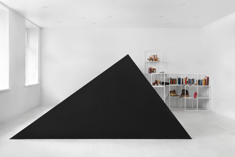 大胆的倾斜立方体欢迎游客来到圣路易斯的二手服装店。俄罗斯 圣彼得堡