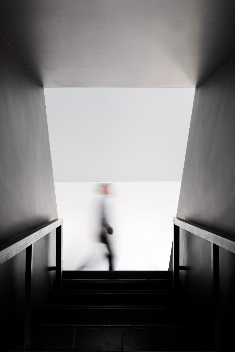 大胆的倾斜立方体欢迎游客来到圣路易斯的二手服装店。俄罗斯 圣彼得堡