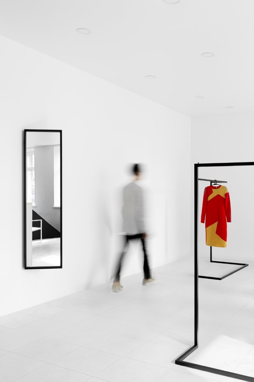 大胆的倾斜立方体欢迎游客来到圣路易斯的二手服装店。俄罗斯 圣彼得堡