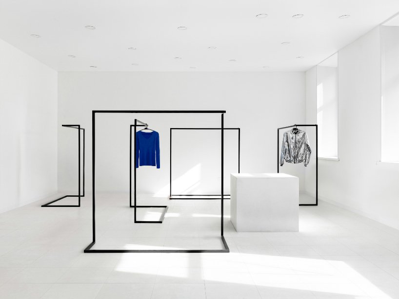 大胆的倾斜立方体欢迎游客来到圣路易斯的二手服装店。俄罗斯 圣彼得堡