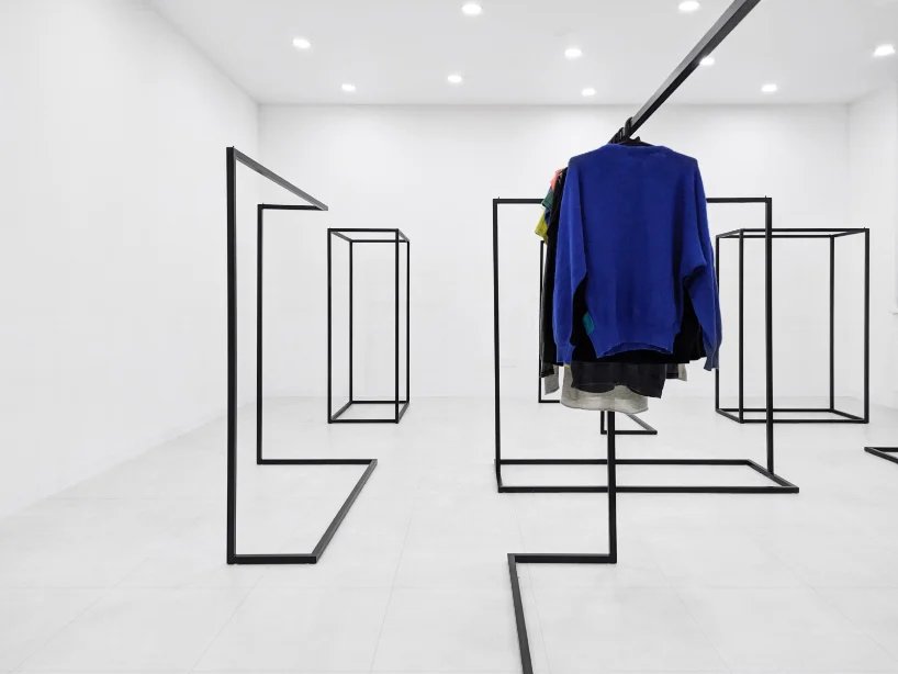 大胆的倾斜立方体欢迎游客来到圣路易斯的二手服装店。俄罗斯 圣彼得堡