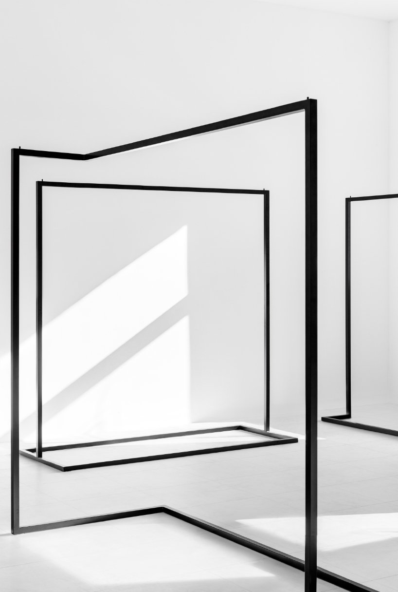 大胆的倾斜立方体欢迎游客来到圣路易斯的二手服装店。俄罗斯 圣彼得堡