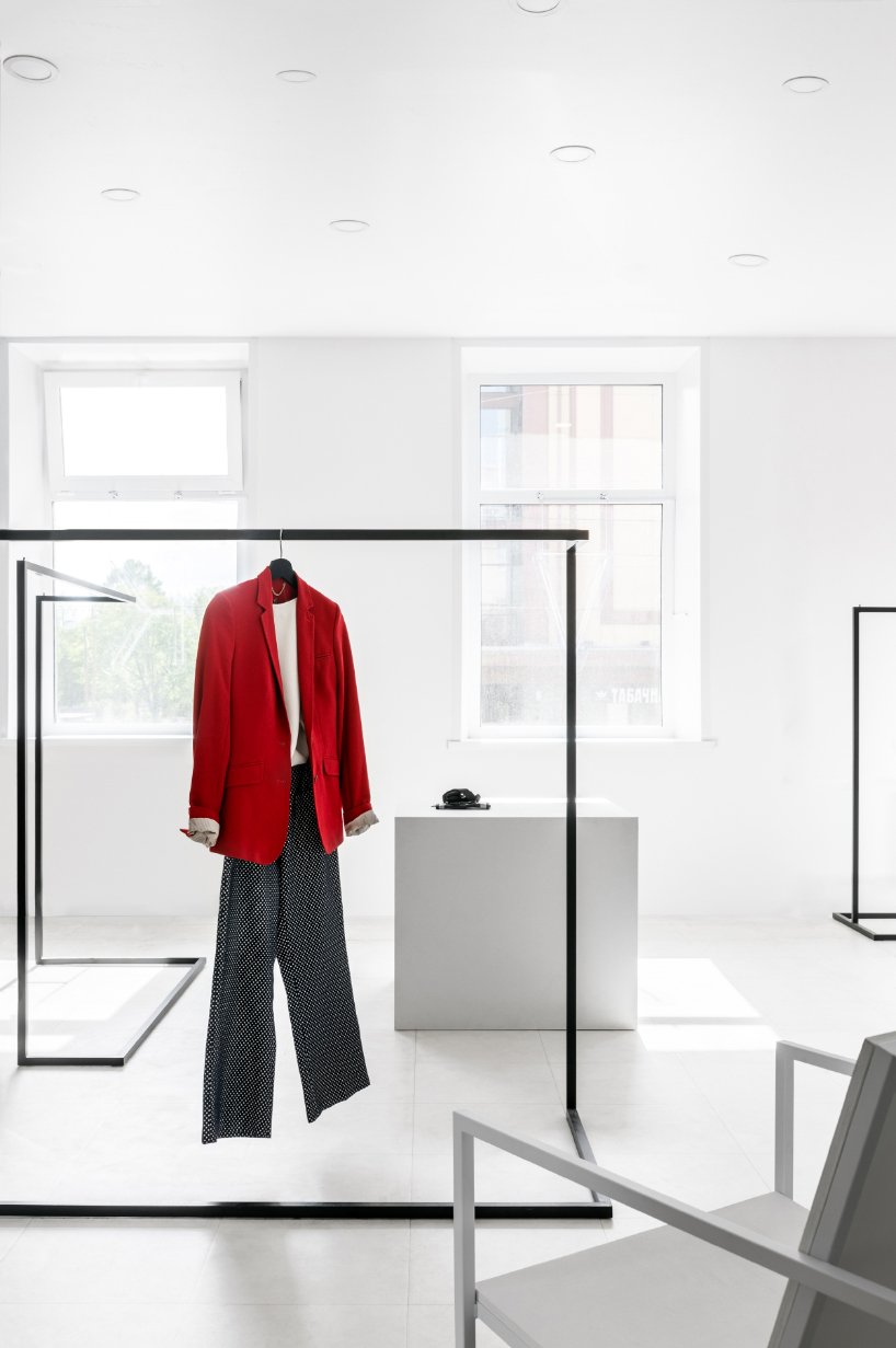 大胆的倾斜立方体欢迎游客来到圣路易斯的二手服装店。俄罗斯 圣彼得堡