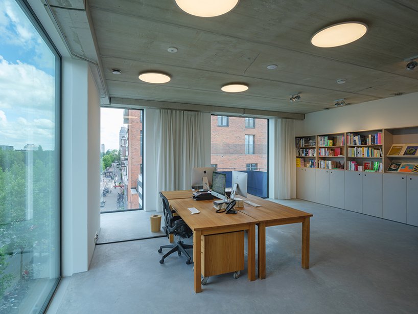 平面设计工作室 thonik 在阿姆斯特丹展示其首个建筑作品