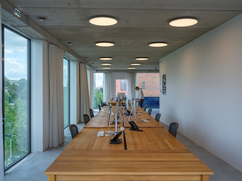 平面设计工作室 thonik 在阿姆斯特丹展示其首个建筑作品