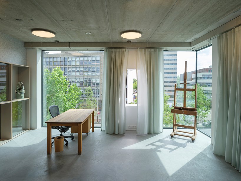 平面设计工作室 thonik 在阿姆斯特丹展示其首个建筑作品