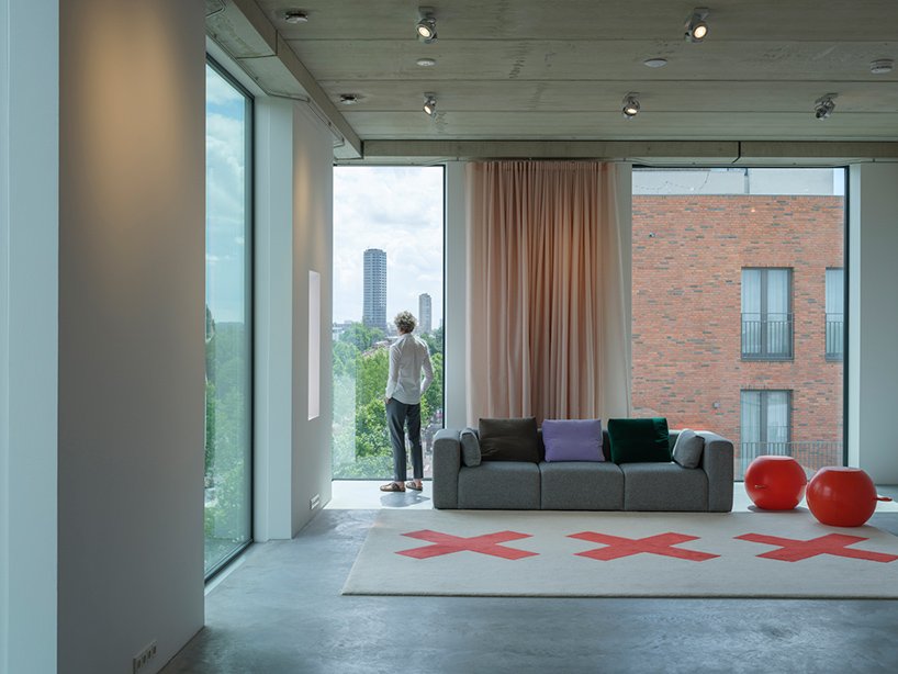 平面设计工作室 thonik 在阿姆斯特丹展示其首个建筑作品