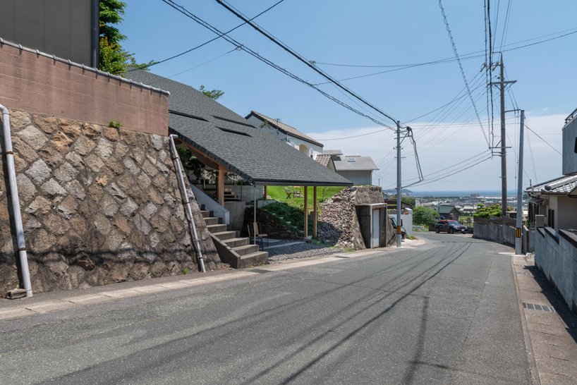 铃木隆之建筑工作室在日本房屋的天花板上悬挂着透明织物