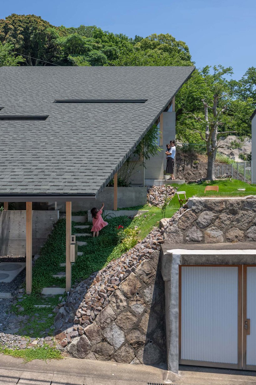 铃木隆之建筑工作室在日本房屋的天花板上悬挂着透明织物