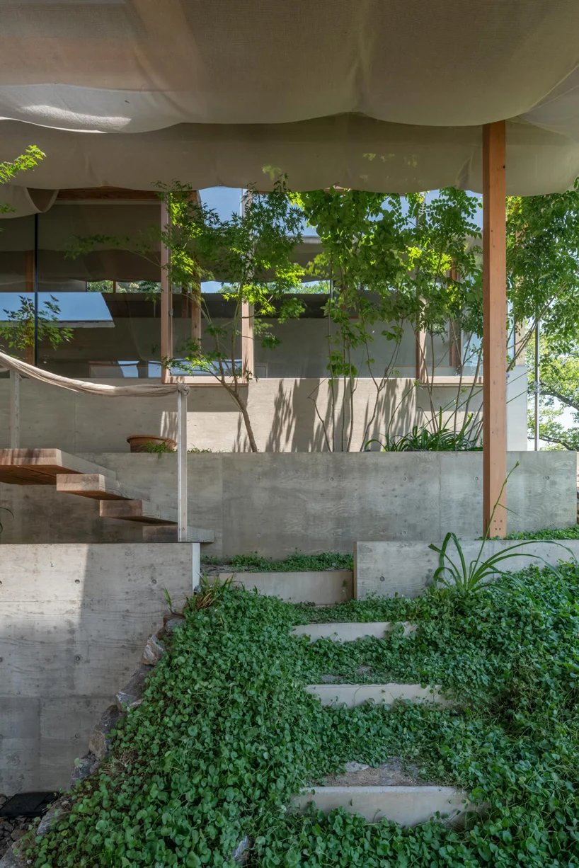 铃木隆之建筑工作室在日本房屋的天花板上悬挂着透明织物